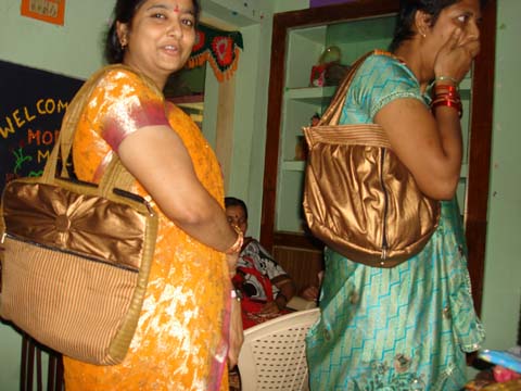 Die hübschen Mädchen und jungen Frauen der Nähschule präsentierten stolz die von ihnen entworfenen Taschen und bestickten Saris.